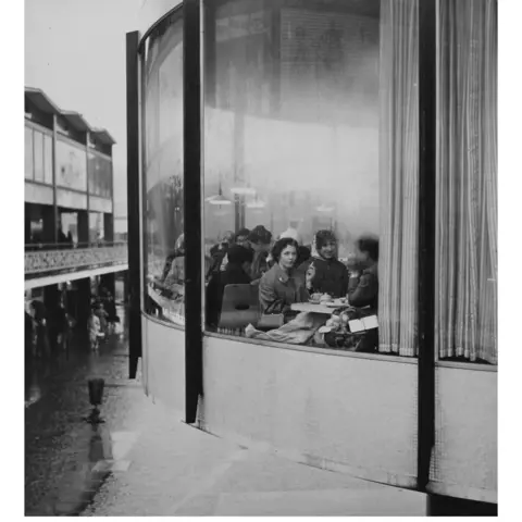 Richard Sadler Women in the Godiva cafe