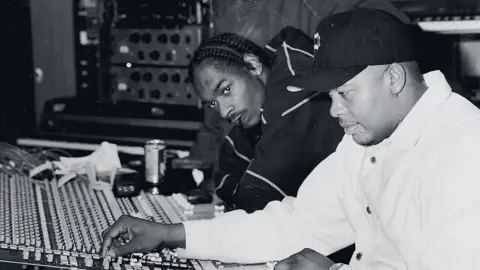 Photo by Patrick Downs/Los Angeles Times via Getty Snoop Dogg and Dr Dre in the studio in 1993