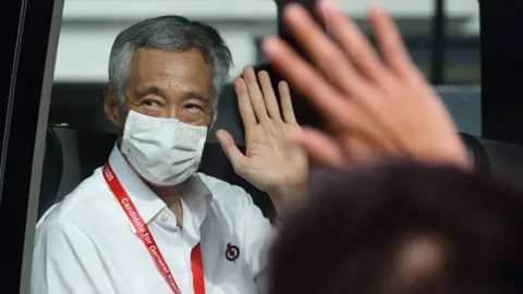 Getty Images Lee Hsien Loong waves