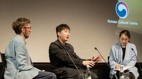 KCCUK Jung jae-il on stage talking