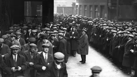 Getty Images A huge crowd of labourers gathers at the London docks in March 1931 in the hopes of getting some work