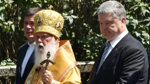 AFP Petro Poroshenko (R) with Metropolitan Filaret, head of Kiev Patriarchate, 28 Jul 18