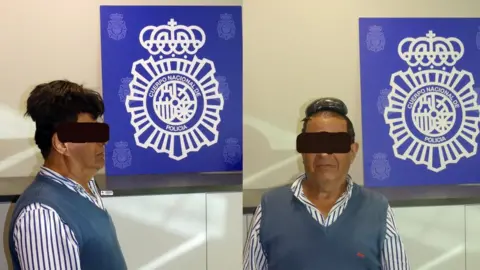 Policía Nacional on Twitter @policia Police caught a man with cocaine under his wig