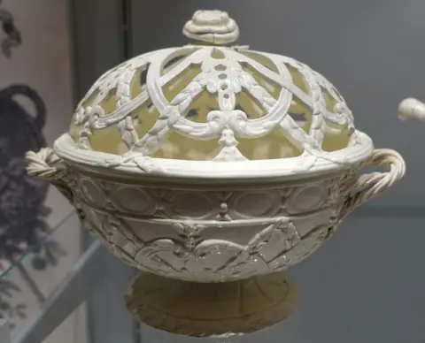 Alamy Queen's Ware basket, shape 32 in the first Queen's Ware catalogue, c. 1774, photographed in the Wedgwood Museum